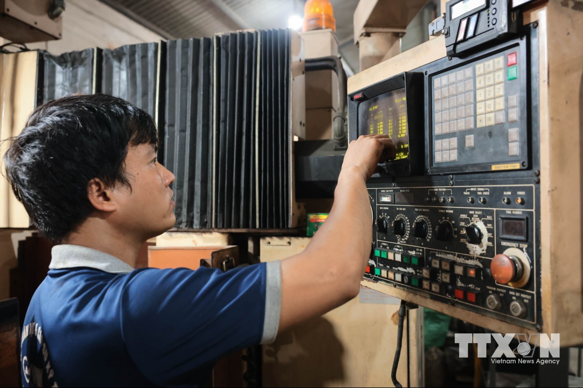 Việc ứng dụng kết quả nghiên cứu khoa học - kỹ thuật vào sản xuất cao su kỹ thuật tại Công ty TNHH Sản xuất và Thương mại Anh Trí Tuệ đã góp phần tạo ra các sản phẩm chất lượng cao su kỹ thuật phục vụ lĩnh vực dầu khí và công nghiệp. Giúp giảm chi phí thay mới, rút ngắn thời gian chờ nhập khẩu thiết bị và nâng cao hiệu quả sản xuất của doanh nghiệp trong nước, từng bước mở rộng cơ hội xuất khẩu. (Ảnh: Hoàng Hiếu/TTXVN)